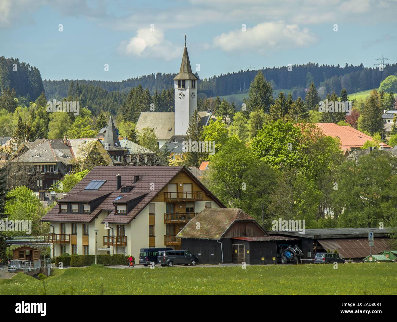Titisee-Neustadt dans la Forêt-Noire avec le district de l'église de Titisee et Christkönig Banque D'Images