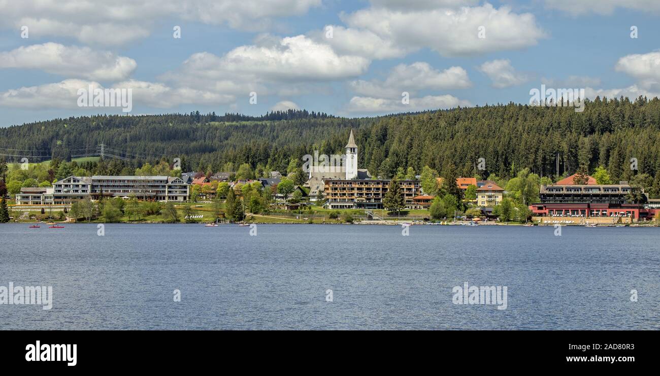 Le lac Titisee avec bâtiments de l'hôtel et l'église, Christkönig Titisee-Neustadt dans la Forêt Noire Banque D'Images