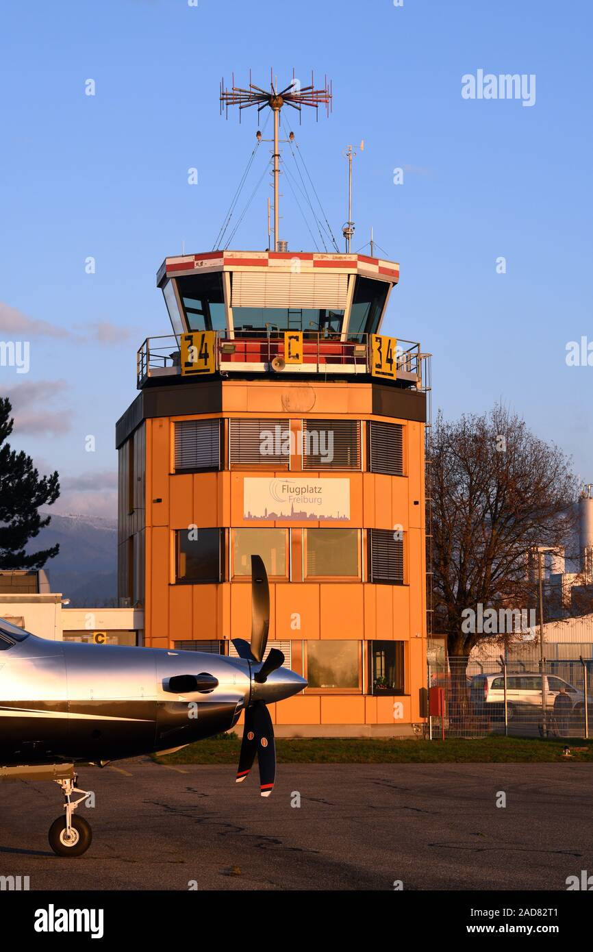 L'Aérodrome de Fribourg EDTF avec tour, avions d'affaires et de contrôle de la circulation aérienne Banque D'Images