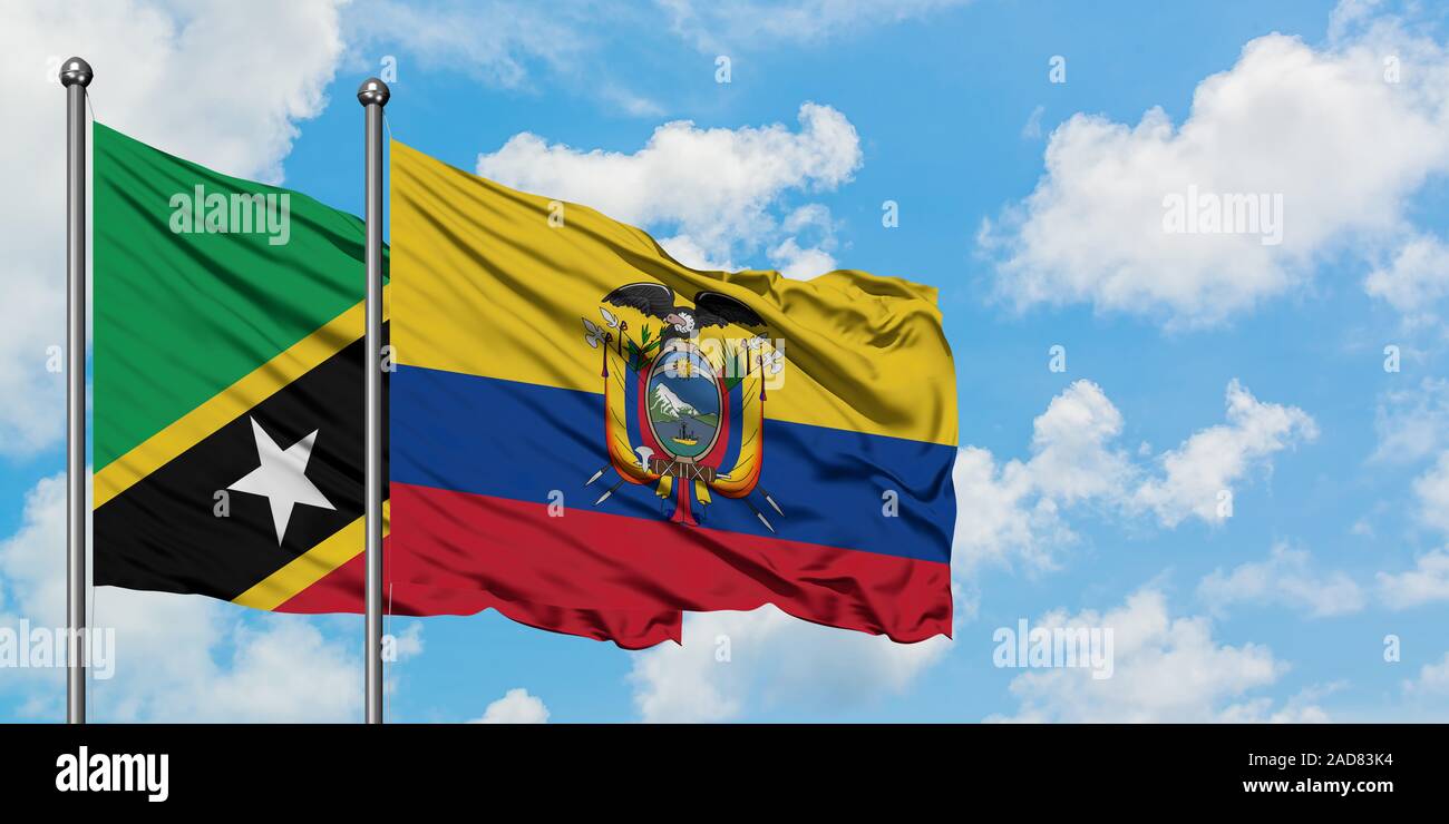 Saint Kitts-et-Nevis et de brandir le drapeau de l'Equateur dans le vent contre ciel bleu nuageux blanc ensemble. Concept de diplomatie, de relations internationales. Banque D'Images