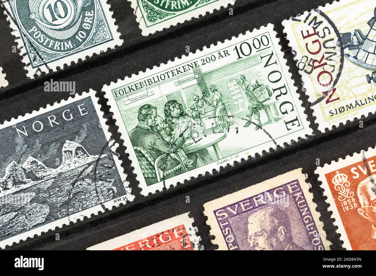 SEATTLE, WASHINGTON - 28 novembre 2019 : timbres en stock noir page d'album. Les familles, les hommes et les femmes à la Bibliothèque publique de Norvège. Banque D'Images