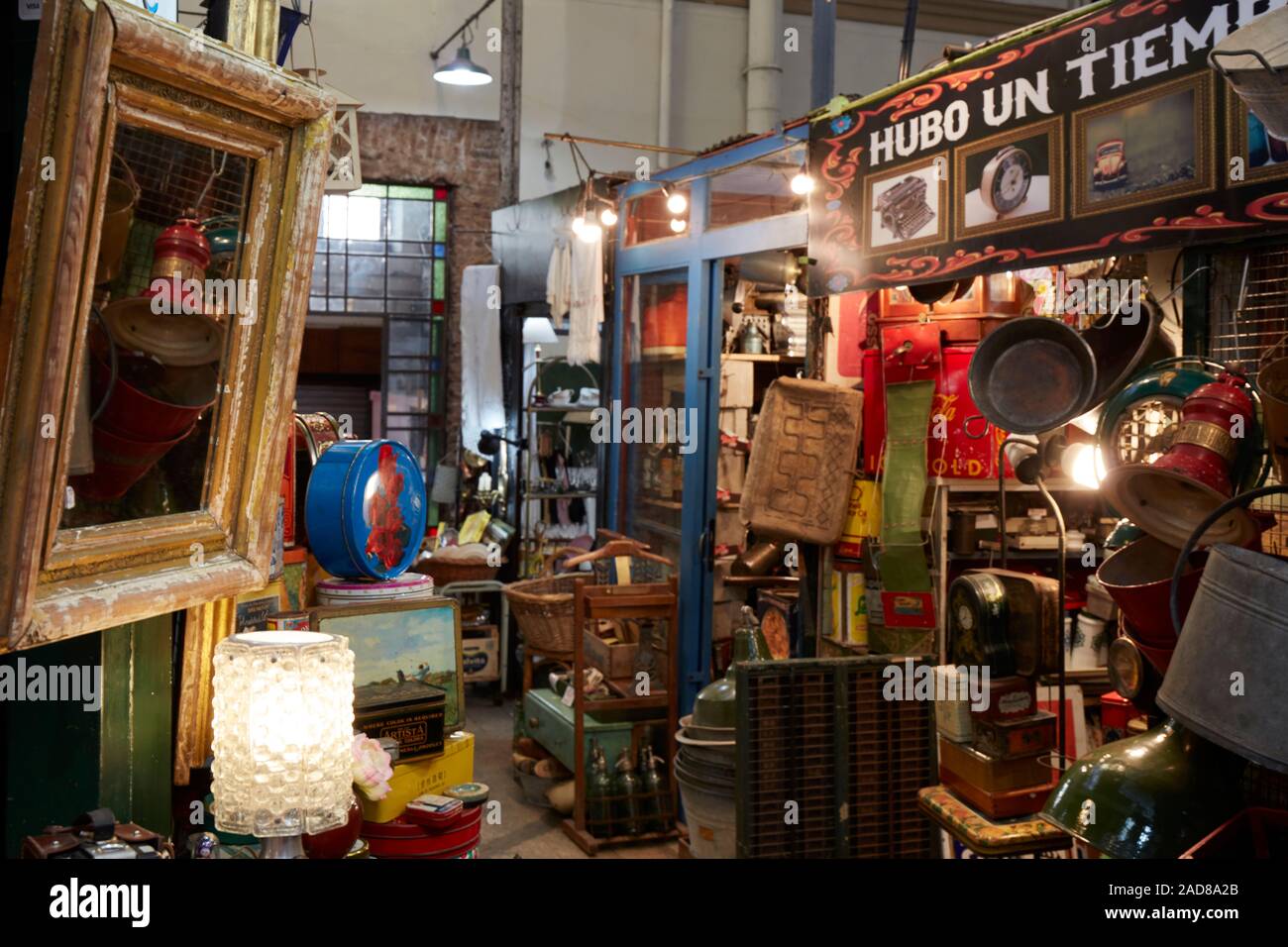Souvenirs à l'intérieur de l'époque du marché de San Telmo, Buenos Aires, Argentine. Banque D'Images