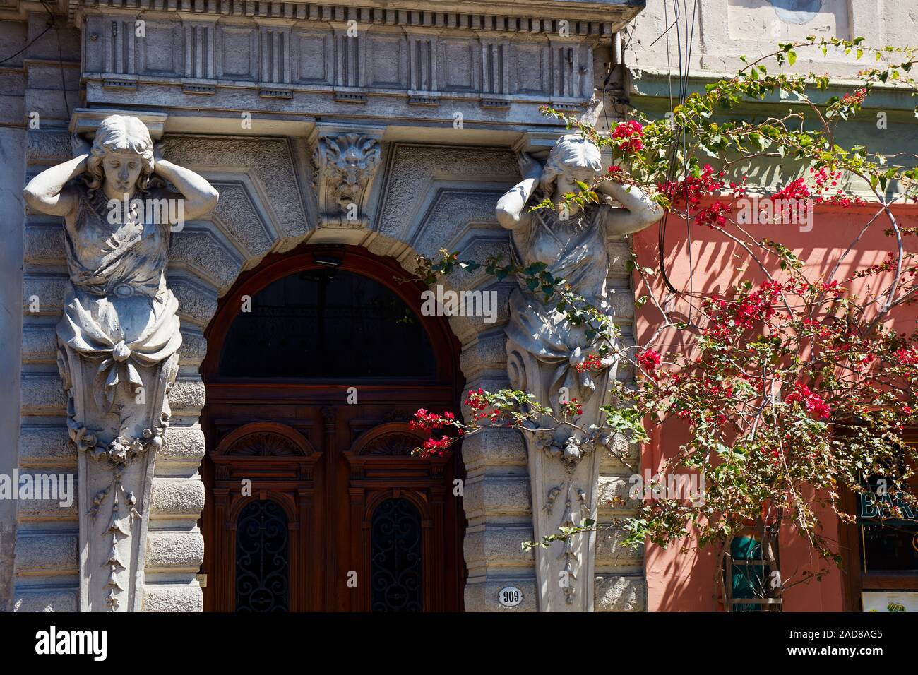 Deux cariatides à l'entrée d'un bâtiment colonial dans le quartier de San Telmo, Buenos Aires, Argentine. Banque D'Images