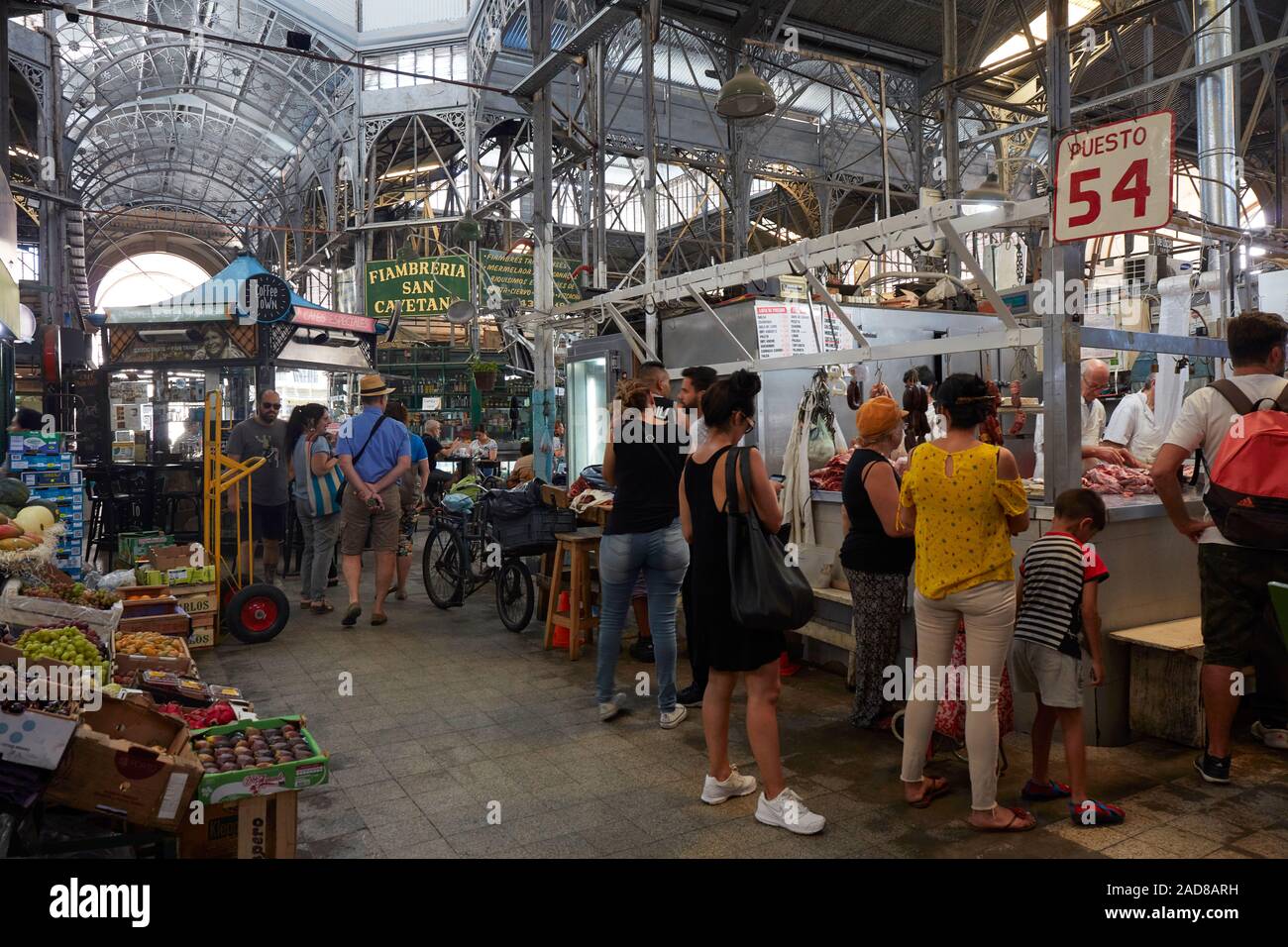 Les gens à l'intérieur du marché de San Telmo, Buenos Aires, Argentine. Banque D'Images