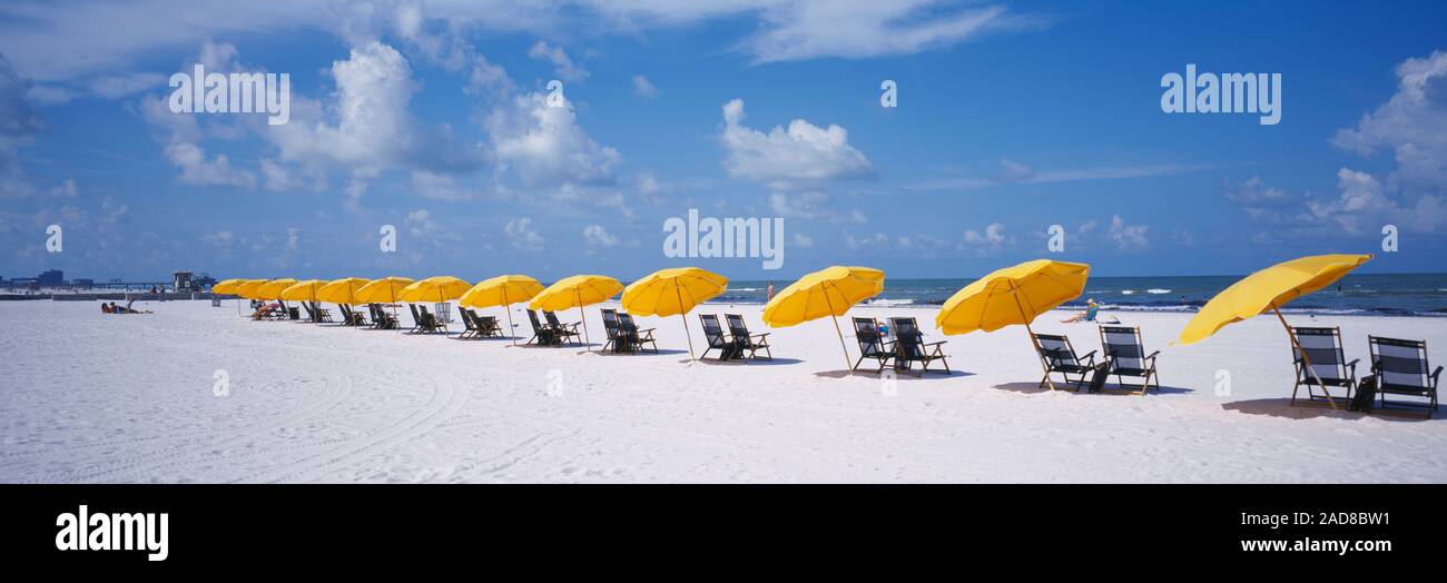 Parasols et transats sur la plage, Golfe du Mexique, la Floride, USA Banque D'Images