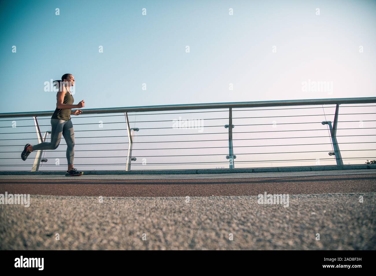 Jeune coureur concentré sur le pont exercice stock photo Banque D'Images