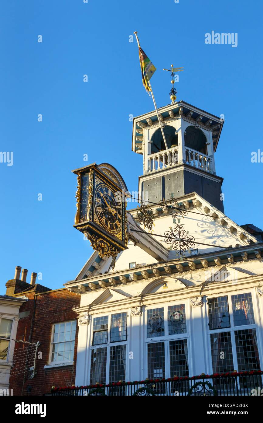 La Guildhall emblématique avec son horloge médiévale historique daté 1683 dans High Street, Guildford, ville du comté de Surrey, au sud-est de l'Angleterre, Royaume-Uni Banque D'Images
