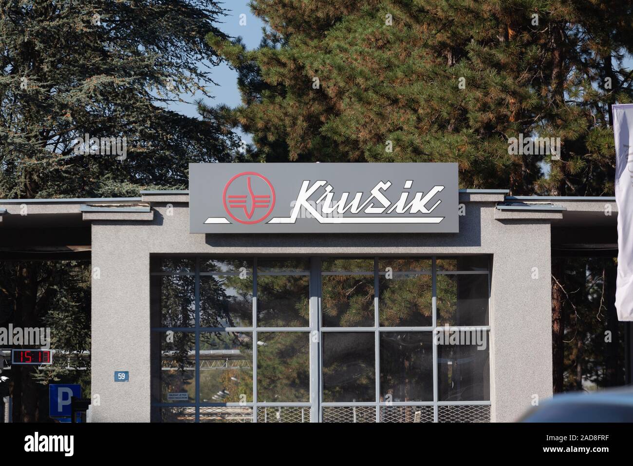 Krusik - entrée principale de l'entreprise d'état pour la production de la défense civile et l'équipement connexe, avec le siège à Belgrade, Serbie Banque D'Images