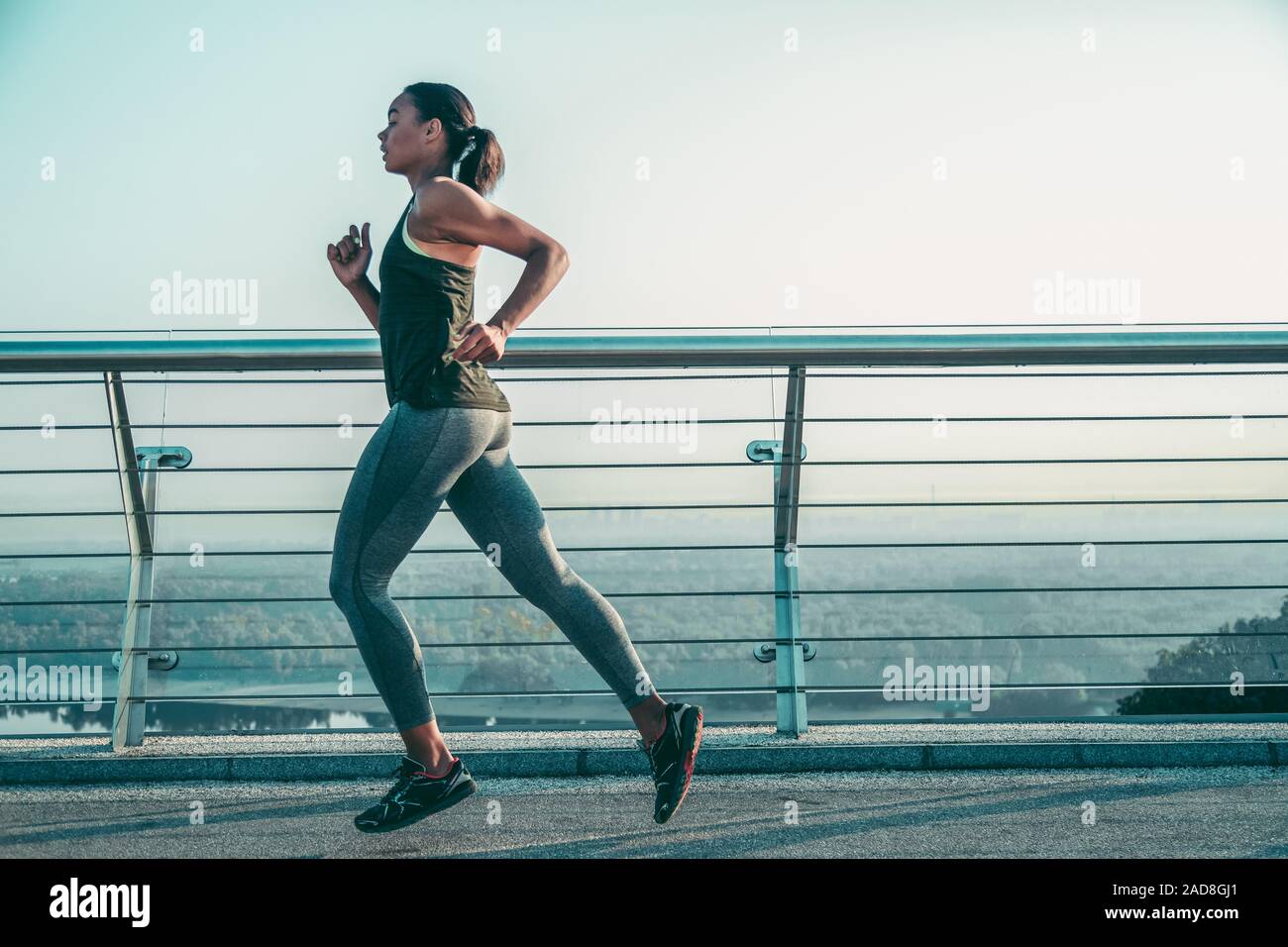 Slim attrayant runner sur le pont stock photo Banque D'Images