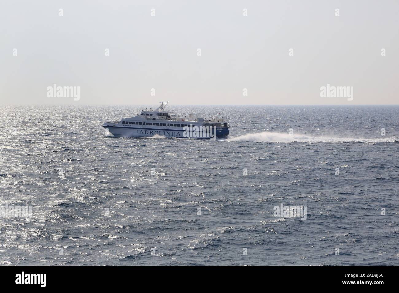 Ferry de la compagnie Jadrolinija Novalja dans la partie croate de la mer Adriatique avant subdivision Banque D'Images