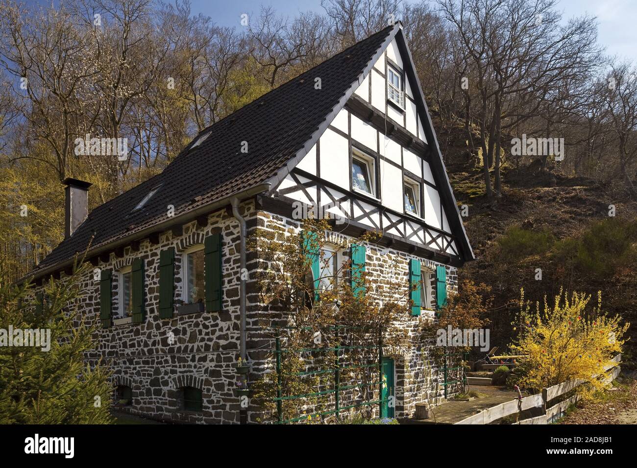 Maison Individuelle Maison en pierre naturelle avec framework gable au printemps, Werdohl, Sauerland, Allemagne, Europe Banque D'Images