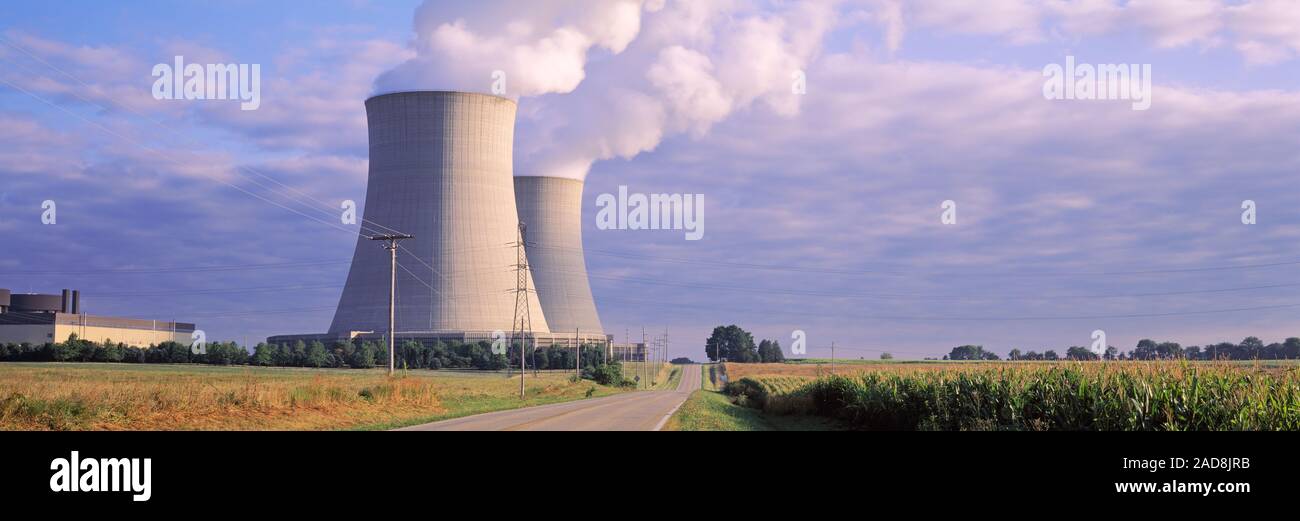 Voir des cheminées à une centrale nucléaire de Byron, Ogle, County, Illinois, États-Unis Banque D'Images