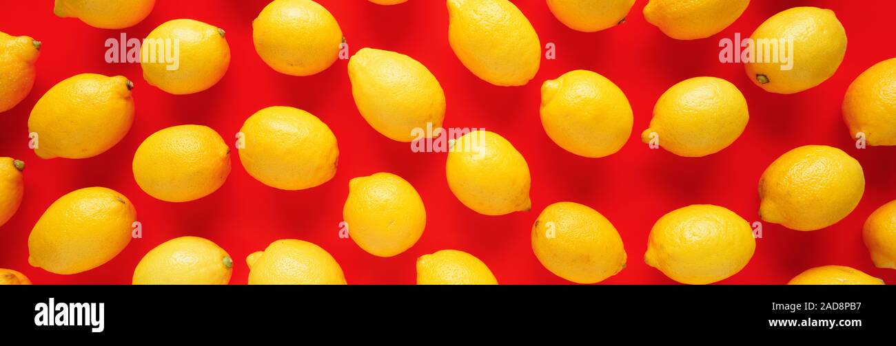 Close-up de citrons sur fond rouge Banque D'Images