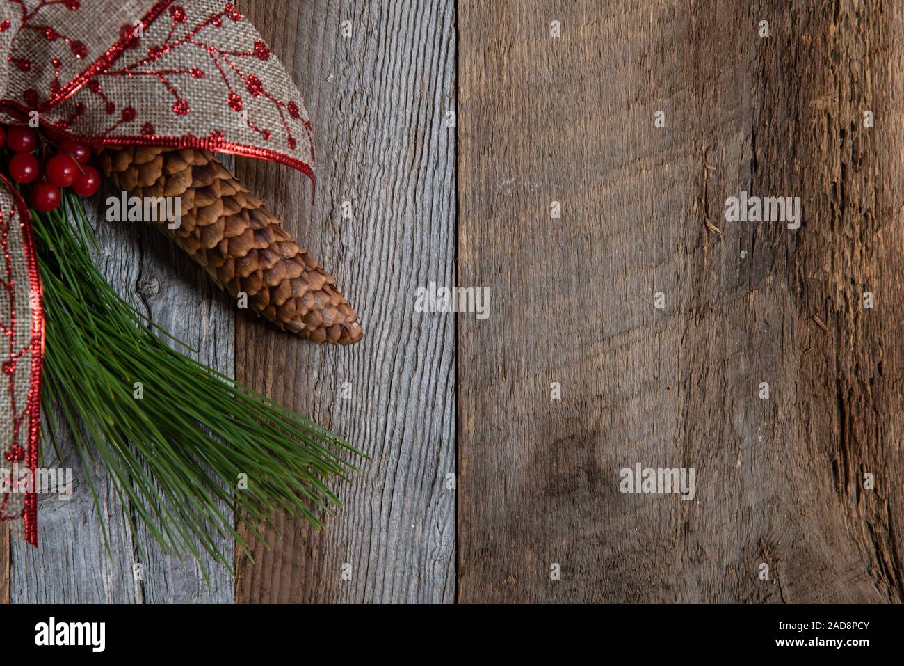 Décoration de Noël faites de branches de conifères sur weathered wood. Banque D'Images