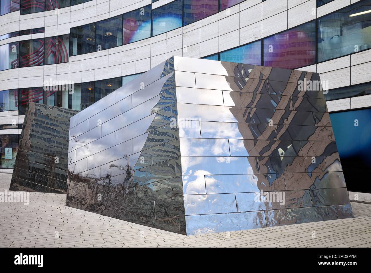 Koe-Bogen complexe du bâtiment par l'architecte Daniel Libeskind, Duesseldorf, Germamay, Europe Banque D'Images