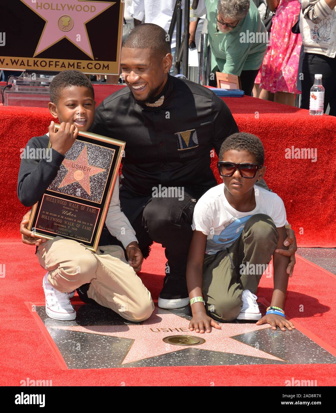 LOS ANGELES, CA. 7 septembre 2016 : Chanteur/acteur Usher & fils Naviyd Ely Raymond & Usher Raymond V à son Walk of Fame de Hollywood star cérémonie. © 2016 Paul Smith / Featureflash Banque D'Images