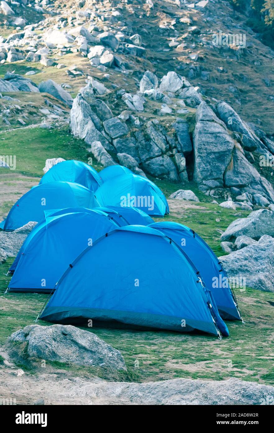 Camp de tentes dans la plus haute montagne de la terre du système. Banque D'Images Camp de tentes dans la plus haute montagne de la terre du système. Banque D'Images