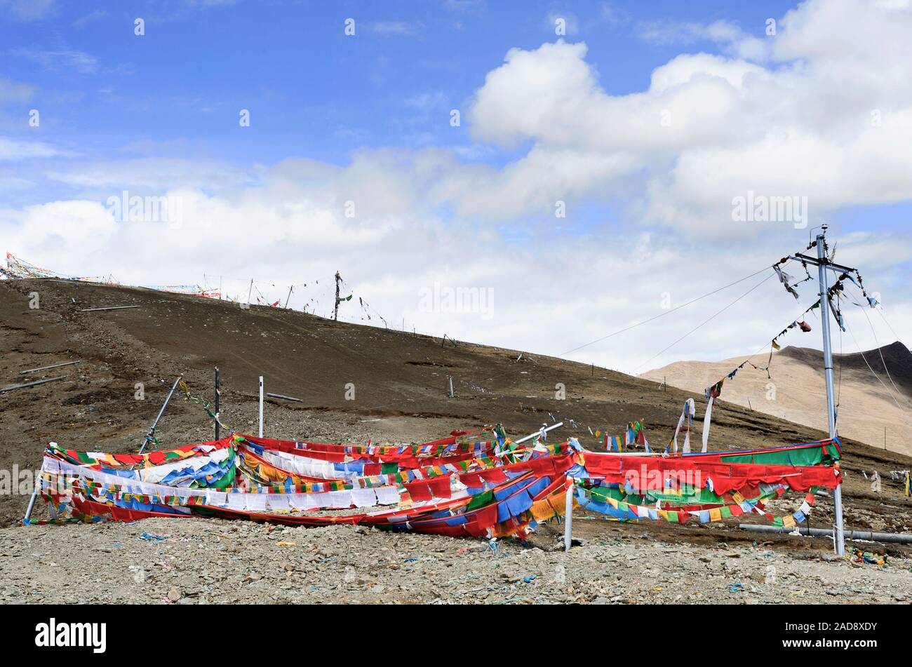 Les drapeaux de prières sont drapées sur une montagne en tibétain Gompa passent dans la vallée du Brahmapoutre à proximité d'une zone militaire dans la région de Plateau tibétain. Banque D'Images