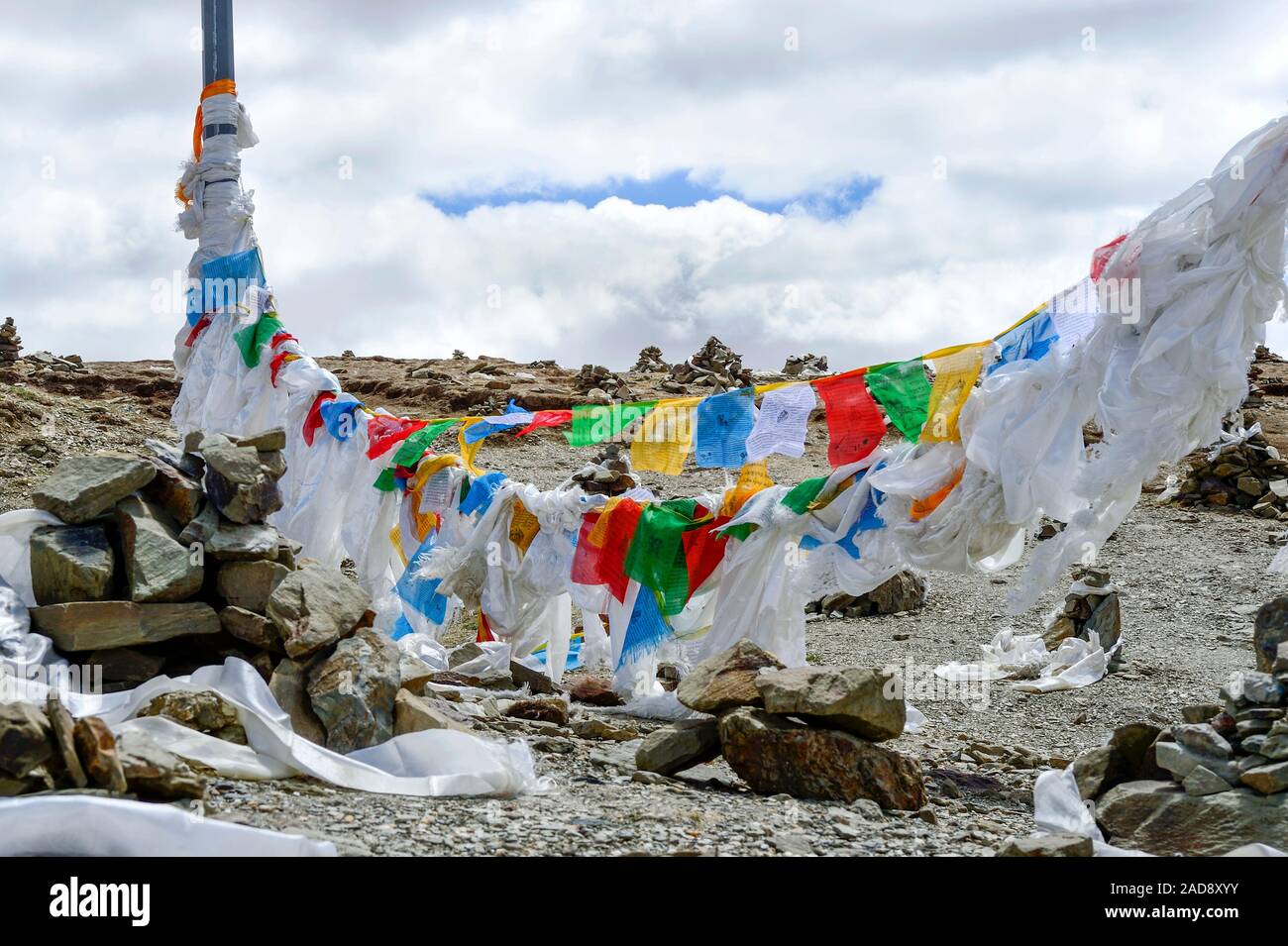 Lung ta les drapeaux de prières, des foulards blancs (khatas) et flanc cairns la frontière d'une zone militaire chinois dans la vallée du Brahmapoutre dans la région autonome du Tibet. Banque D'Images