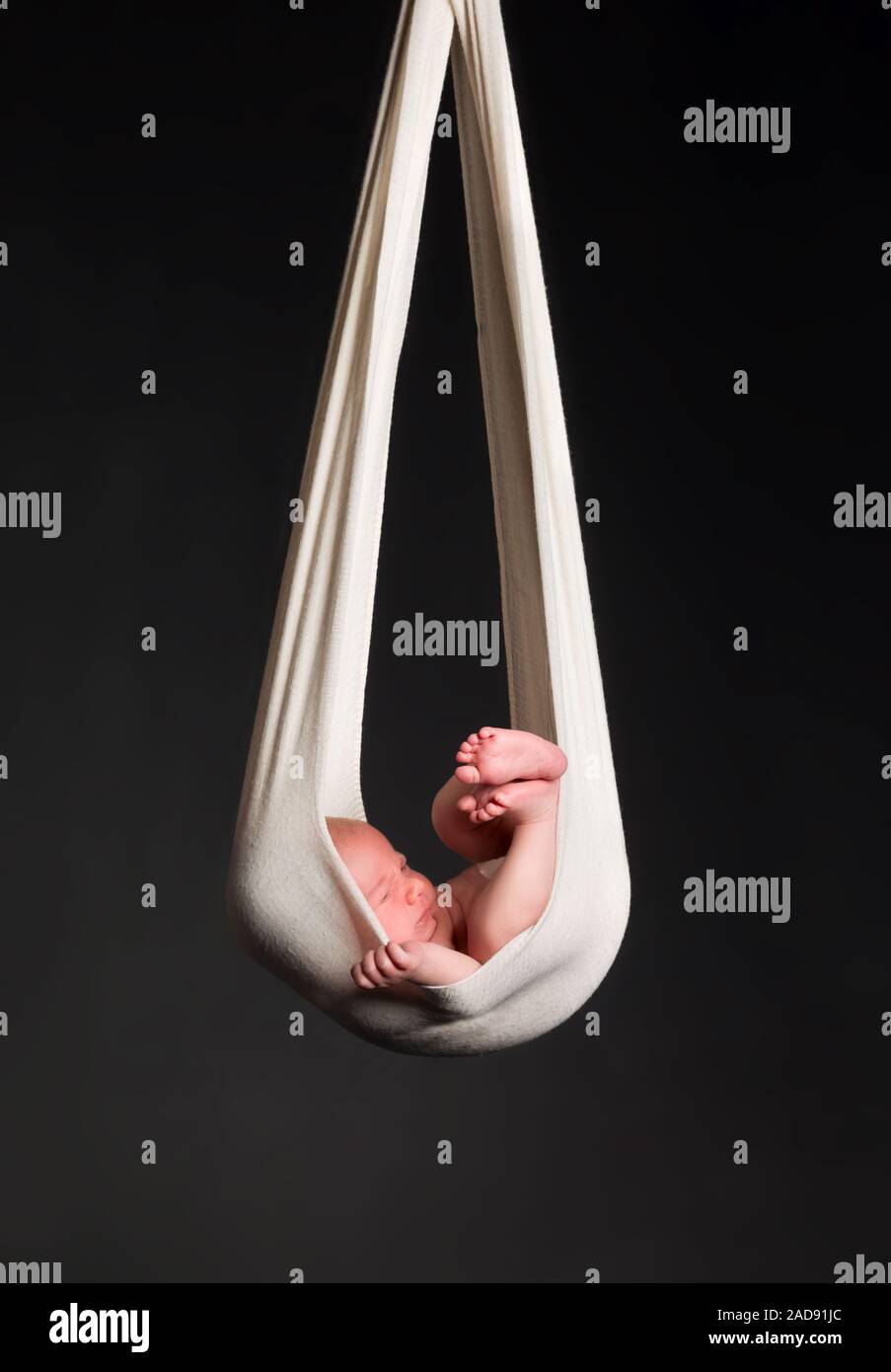 Forfait bébé cigogne. 14 jours d'âge nouveau-né garçon réalisé dans un tissu blanc Banque D'Images