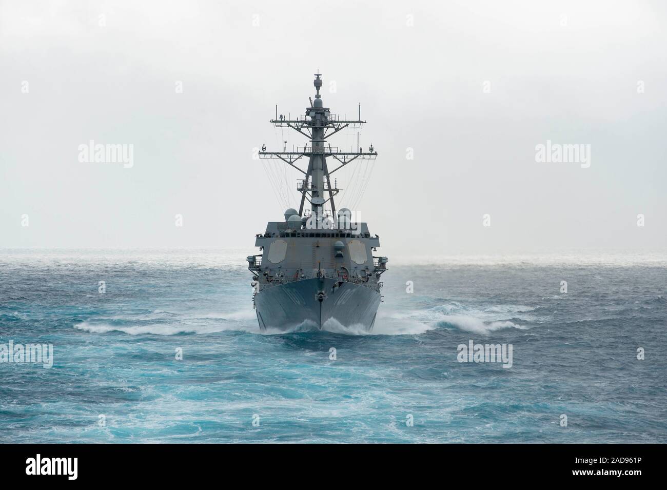 Océan Pacifique (nov. 27, 2019) La classe Arleigh Burke destroyer lance-missiles USS Kidd (DDG 100) transits l'océan Pacifique le 27 novembre 2019. Rafael Peralta est en cours d'un exercice de routine dans l'océan Pacifique. (U.S. Photo par marine Spécialiste de la communication de masse 2e classe Jason Isaacs) Banque D'Images