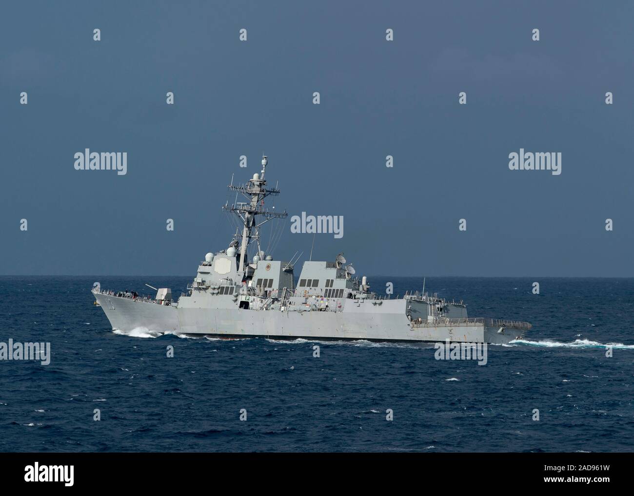 Océan Pacifique (nov. 27, 2019) La classe Arleigh Burke destroyer lance-missiles USS John Finn (DDG 113) transits l'océan Pacifique le 27 novembre 2019. Rafael Peralta est en cours d'un exercice de routine dans l'océan Pacifique. (U.S. Photo par marine Spécialiste de la communication de masse 2e classe Jason Isaacs) Banque D'Images