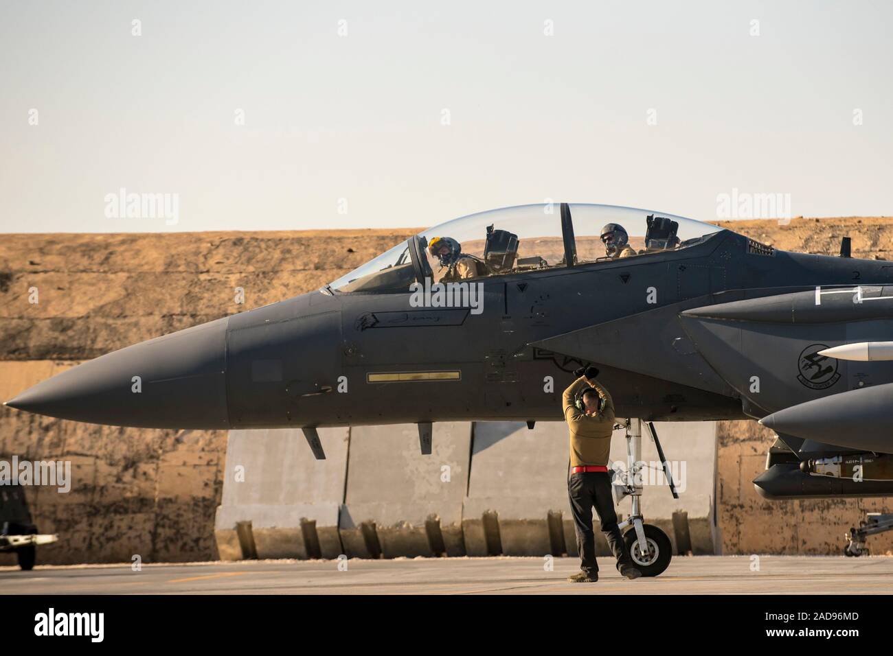 Les chefs d'équipage du 332e Escadron de maintenance expéditionnaire d une récupération d'un F-15E Strike Eagle après novembre 2019 vol 19, dans un lieu tenu secret en Asie du Sud-Ouest. Le F-15E est une tactique très maniable conçu pour permettre à l'Armée de l'air d'établir une supériorité sur le champ de bataille. (U.S. Photo de l'Armée de l'air par le conseiller-maître Sgt. Ralph Branson) Banque D'Images