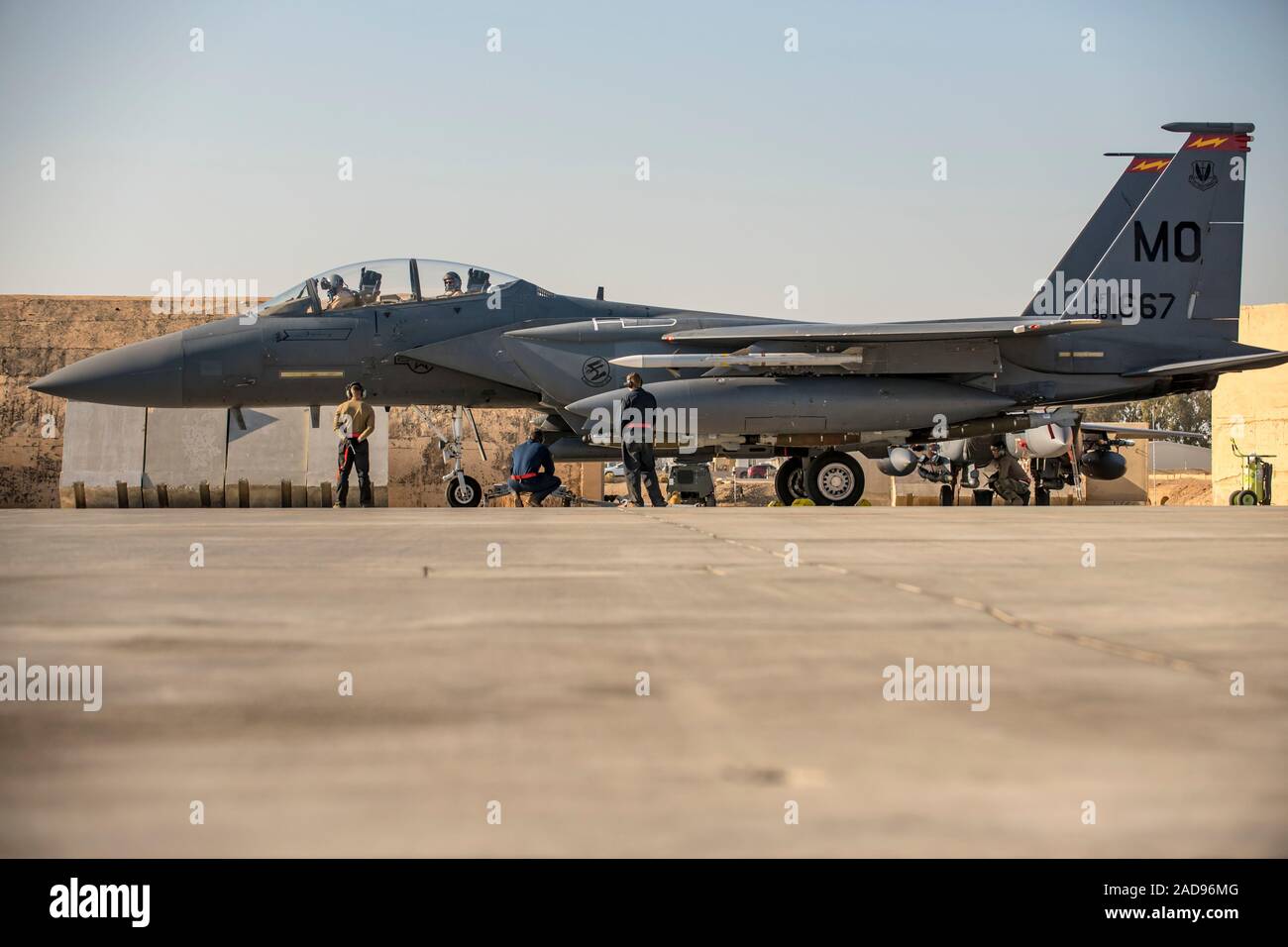 Les chefs d'équipage du 332e Escadron de maintenance expéditionnaire d une récupération d'un F-15E Strike Eagle après novembre 2019 vol 19, dans un lieu tenu secret en Asie du Sud-Ouest. Le F-15E est une tactique très maniable conçu pour permettre à l'Armée de l'air d'établir une supériorité sur le champ de bataille. (U.S. Photo de l'Armée de l'air par le conseiller-maître Sgt. Ralph Branson) Banque D'Images