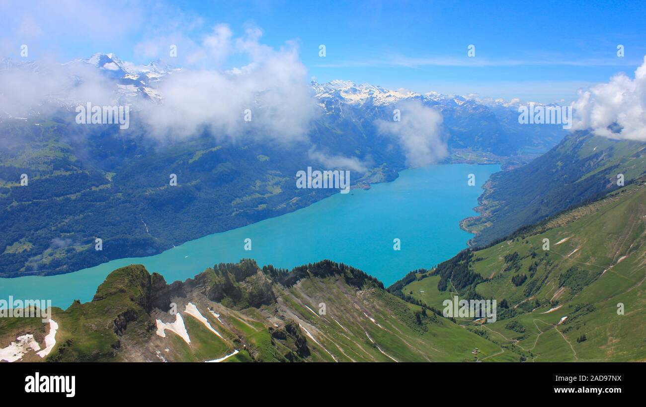 Le Lac De Brienz Turquoise Vu Du Mont Brienzer Rothorn Suisse Photo le-lac-de-brienz-turquoise-vu-du-mont-brienzer-rothorn-suisse-photo