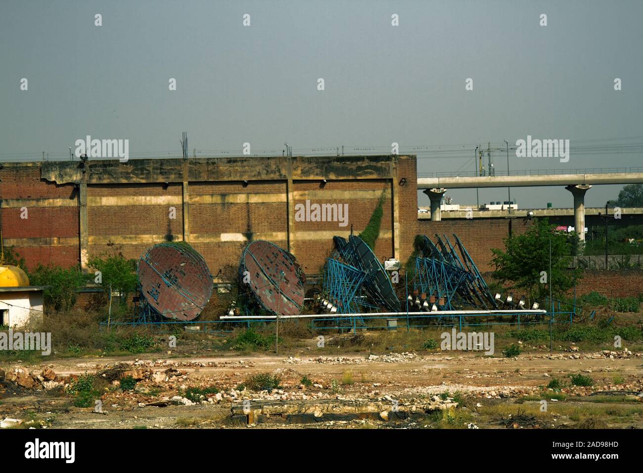 Les antennes satellites abandonnés Banque D'Images