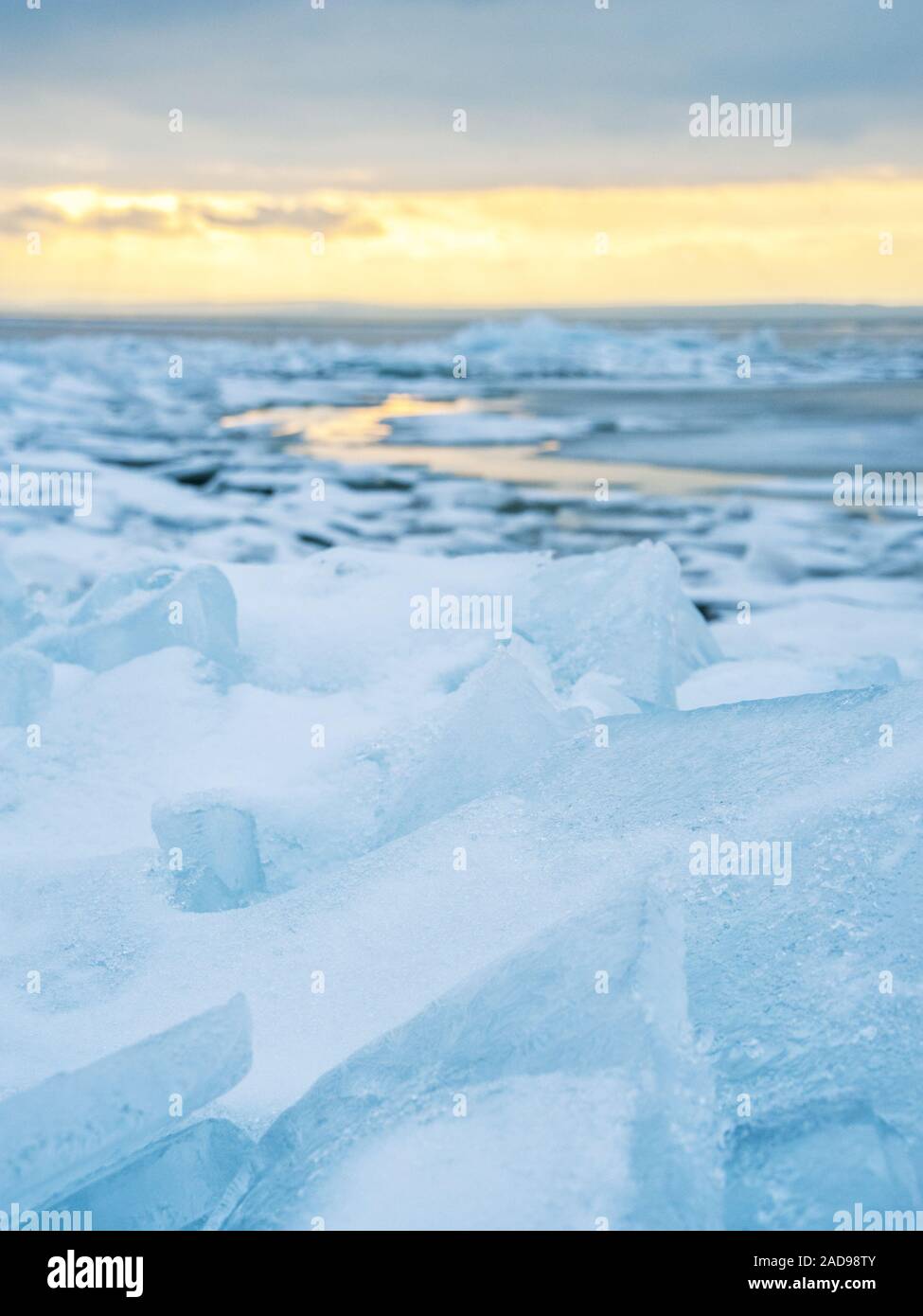 La glace sur le lac en hiver Banque D'Images