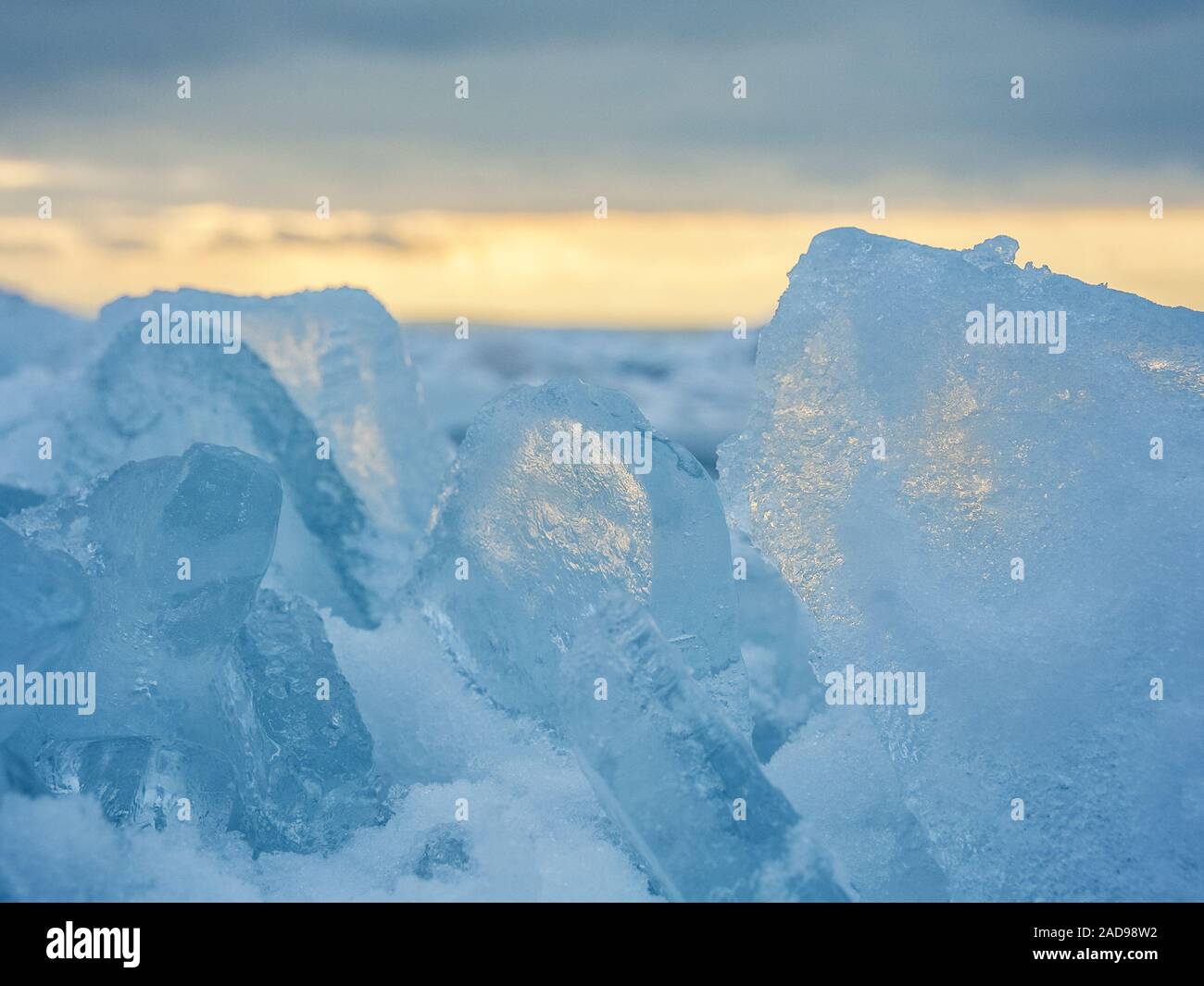 La glace sur le lac en hiver Banque D'Images