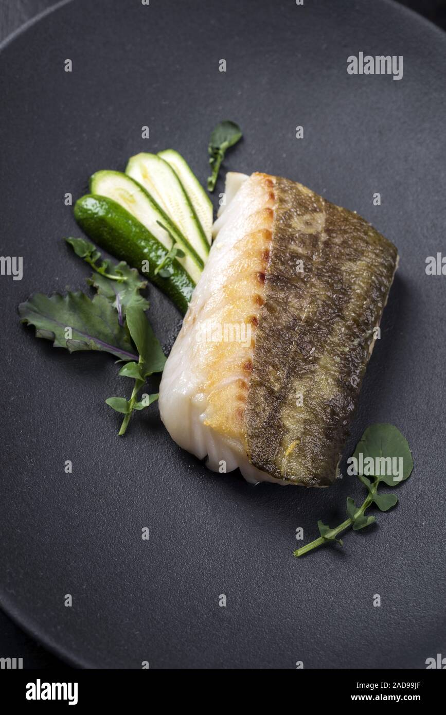 Cabillaud Skrei Danois Frits Filet De Poisson Avec Bebe Courgette Et Laitue Comme Gros Plan Sur Une Plaque Au Design Moderne Photo Stock Alamy Cabillaud Skrei Danois Frits Filet De Poisson Avec Bebe Courgette Et Laitue Comme Gros Plan Sur Une Plaque Au Design Moderne Photo Stock Alamy