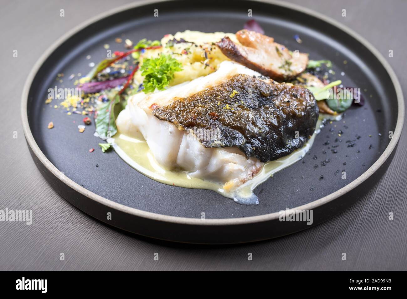 Poêlée de cabillaud skrei norvégien un filet de poisson avec de la purée de  pommes de terre Photo Stock - Alamy