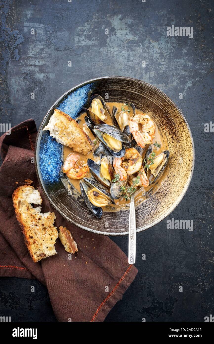Ragoût de fruits de mer Corse traditionnelle française avec les crevettes et les moules en vue de dessus dans un bol japonais design moderne Banque D'Images