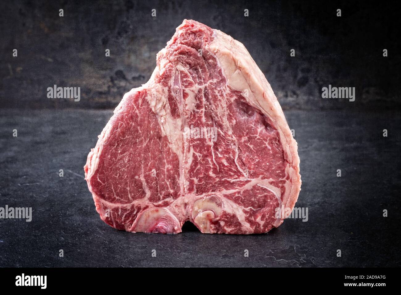 Matières premières traditionnelles porterhouse steak wagyu de sec comme gros plan sur une vieille carte rustique Banque D'Images