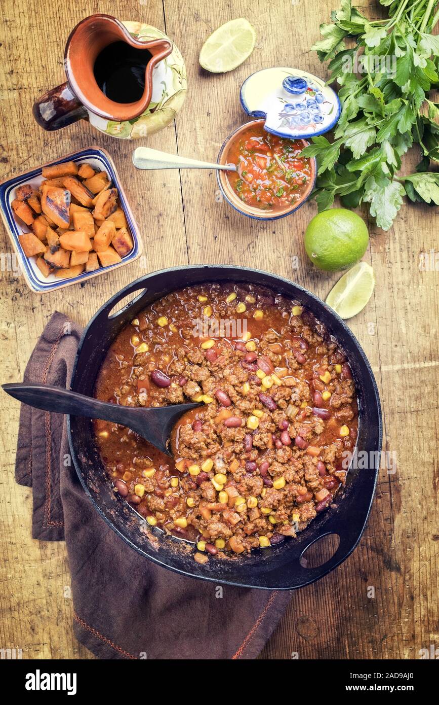 Mijotés traditionnels Mexican chili con canne avec la viande hachée Banque D'Images