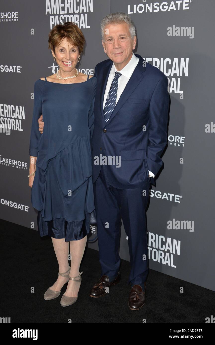 Los Angeles, CA. 13 octobre 2016 : John Romano & Nancy Forbes au Los Angeles premiere de "pastorale américaine" à l'Académie, Samuel Goldwyn Theatre. © 2016 Paul Smith / Featureflash Banque D'Images