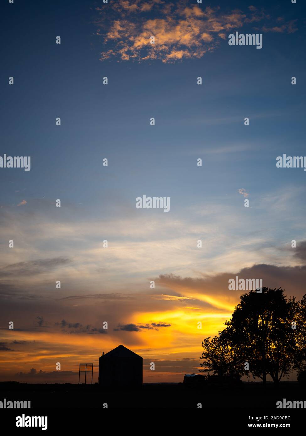 Ferme coucher de soleil avec Silo Banque D'Images