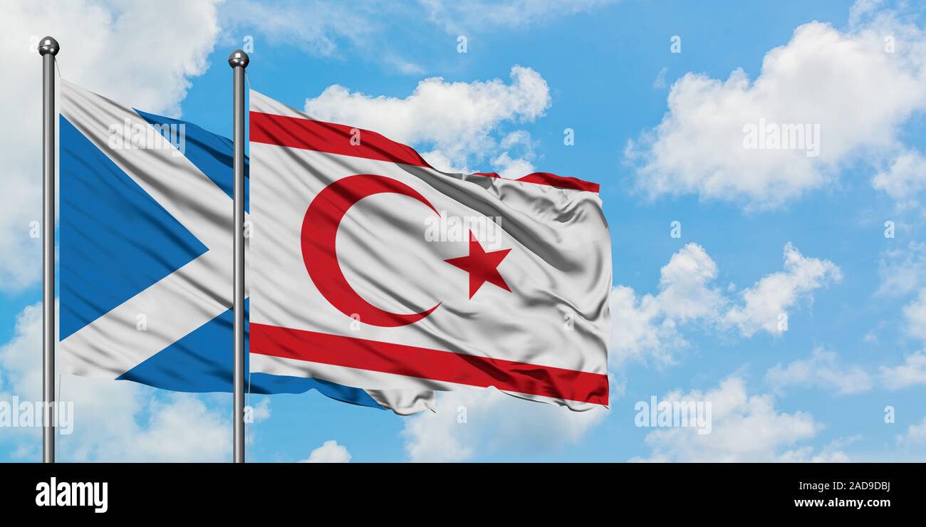L'Ecosse et le nord de Chypre drapeaux dans le vent contre ciel bleu nuageux blanc ensemble. Concept de diplomatie, de relations internationales. Banque D'Images