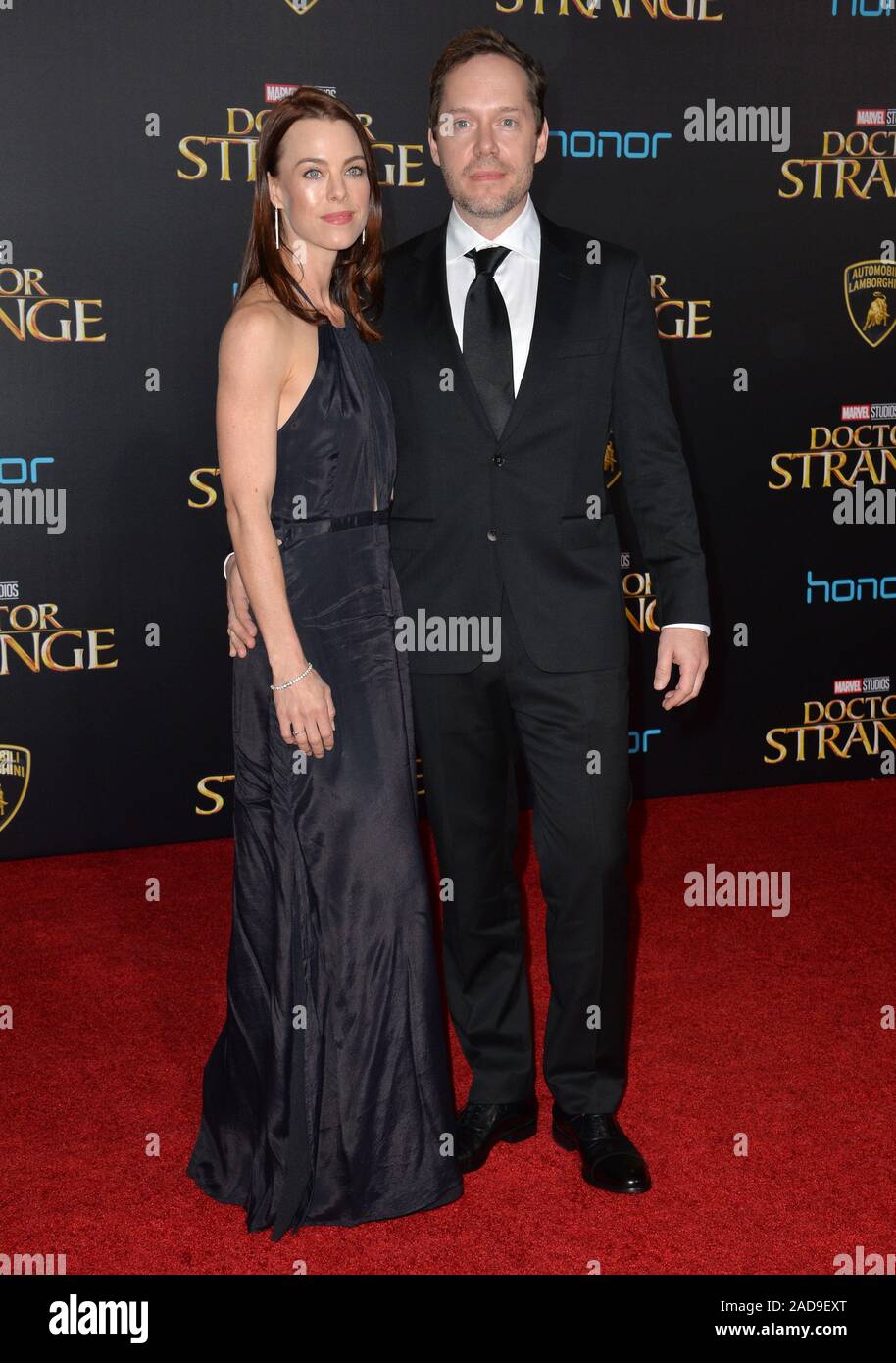 LOS ANGELES, CA. 20 octobre 2016 : Jon Spaihts & Johanna Watts lors de la première mondiale de Marvel Studios en « Docteur Strange' au El Capitan Theatre, à Hollywood. © 2016 Paul Smith / Featureflash Banque D'Images