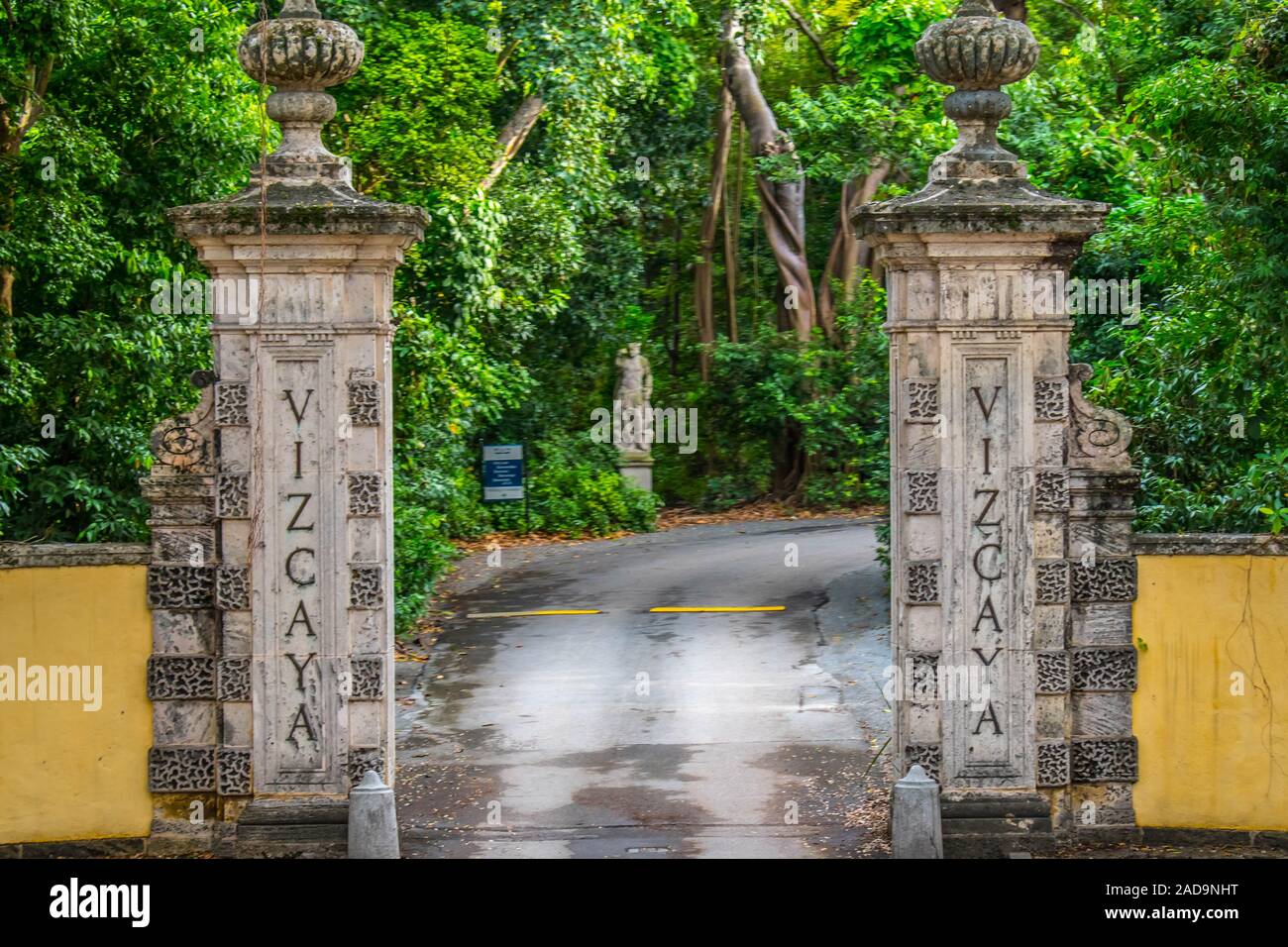 Une route d'entrée passe à la Villa Vizcaya à Miami, Floride Banque D'Images