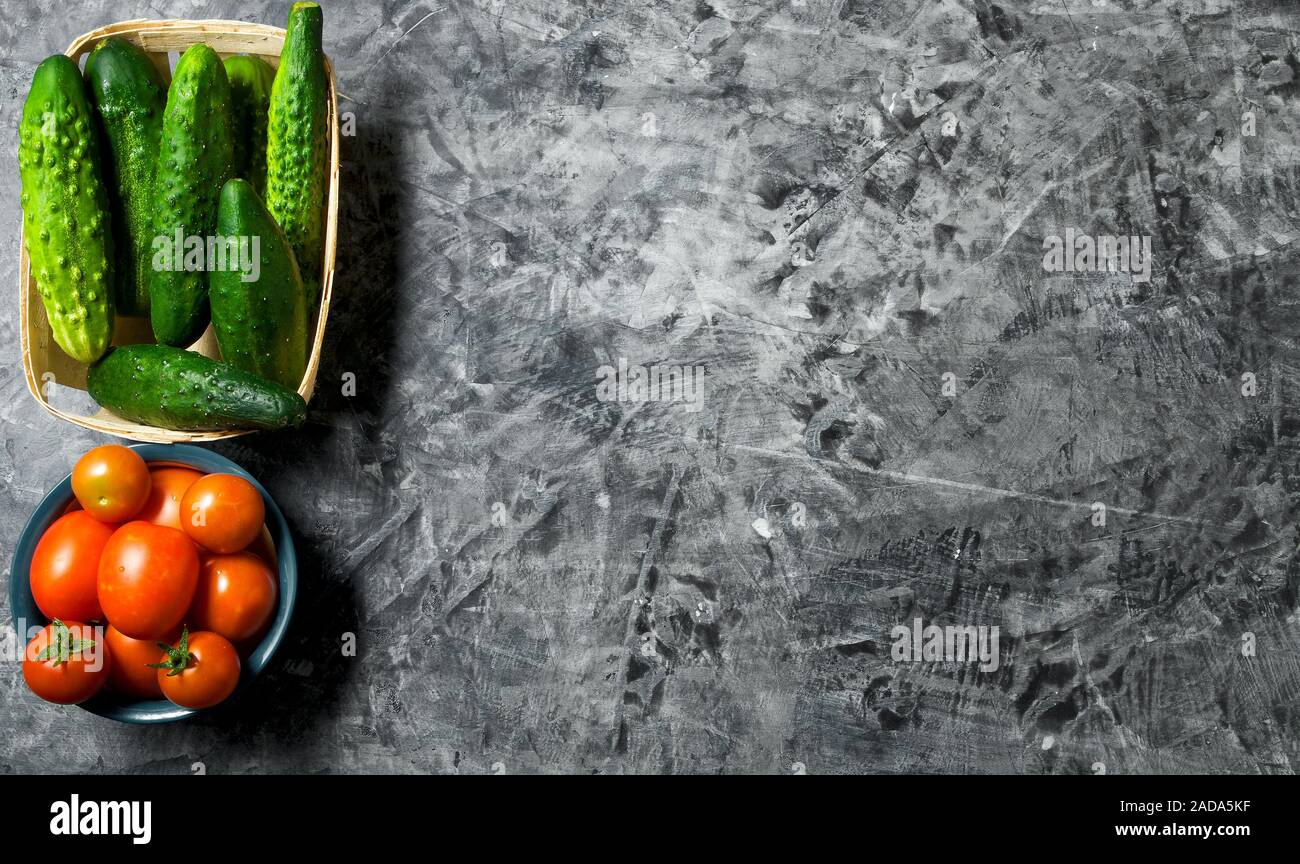 Des légumes sur l'arrière-plan. Légumes frais (concombres, tomates, oignons, ail, aneth, haricots verts) sur un fond gris. À Banque D'Images