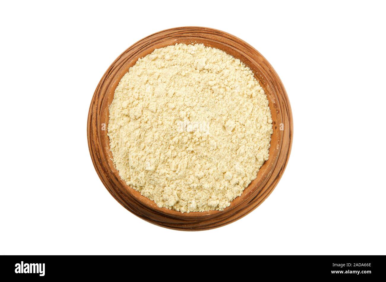 Poudre de gingembre dans une tasse brillant isolé sur fond blanc. Vue de dessus. Isoler sur l'assaisonnement. Les épices sèches. Banque D'Images