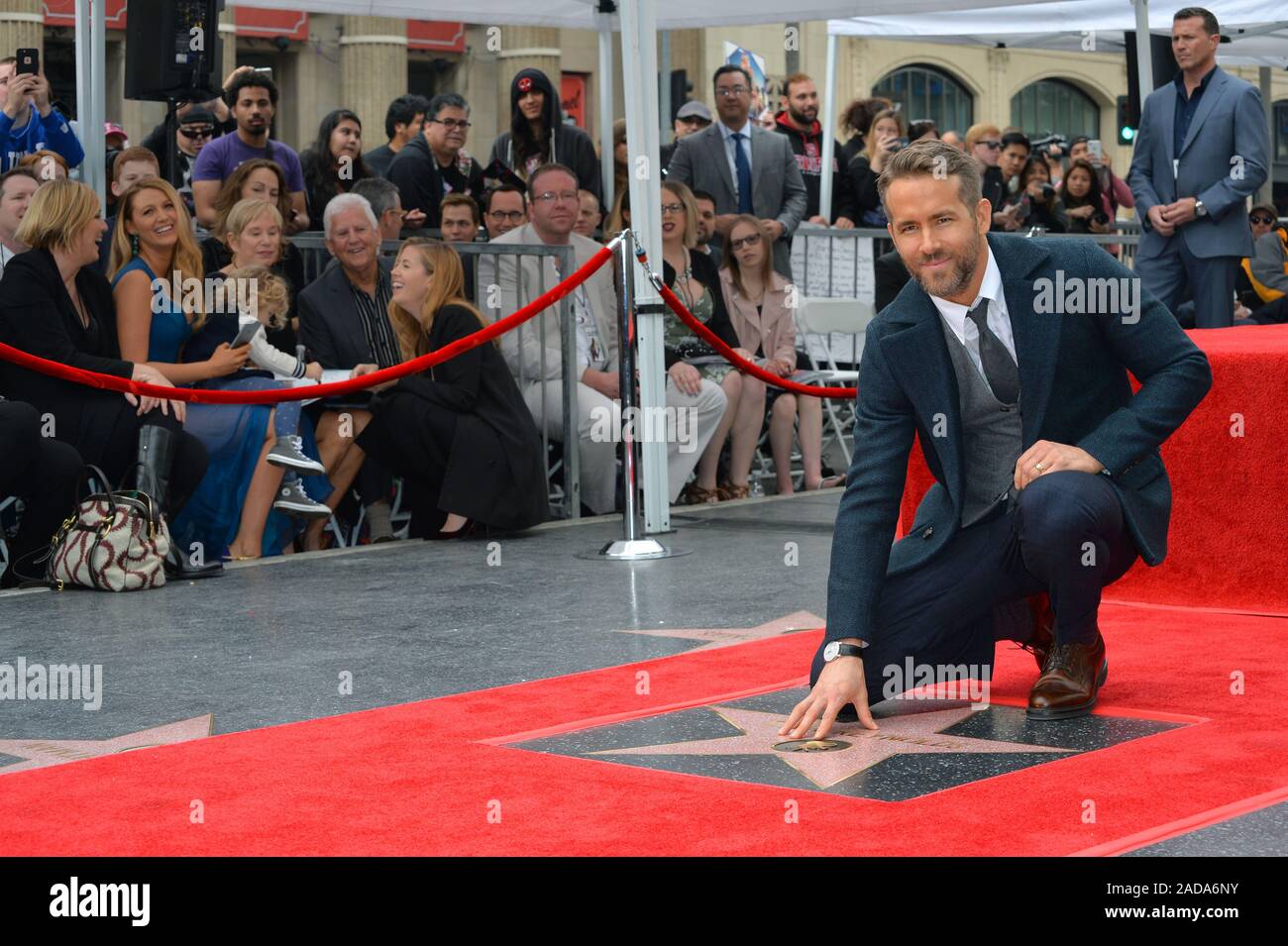 L'acteur Ryan Reynolds au Hollywood Walk of Fame Star Cérémonie à l'acteur Ryan Reynolds. Femme de Blake Lively en arrière-plan sur la gauche. Los Angeles, CA. Le 15 décembre 2016 © 2016 Paul Smith / Featureflash Banque D'Images