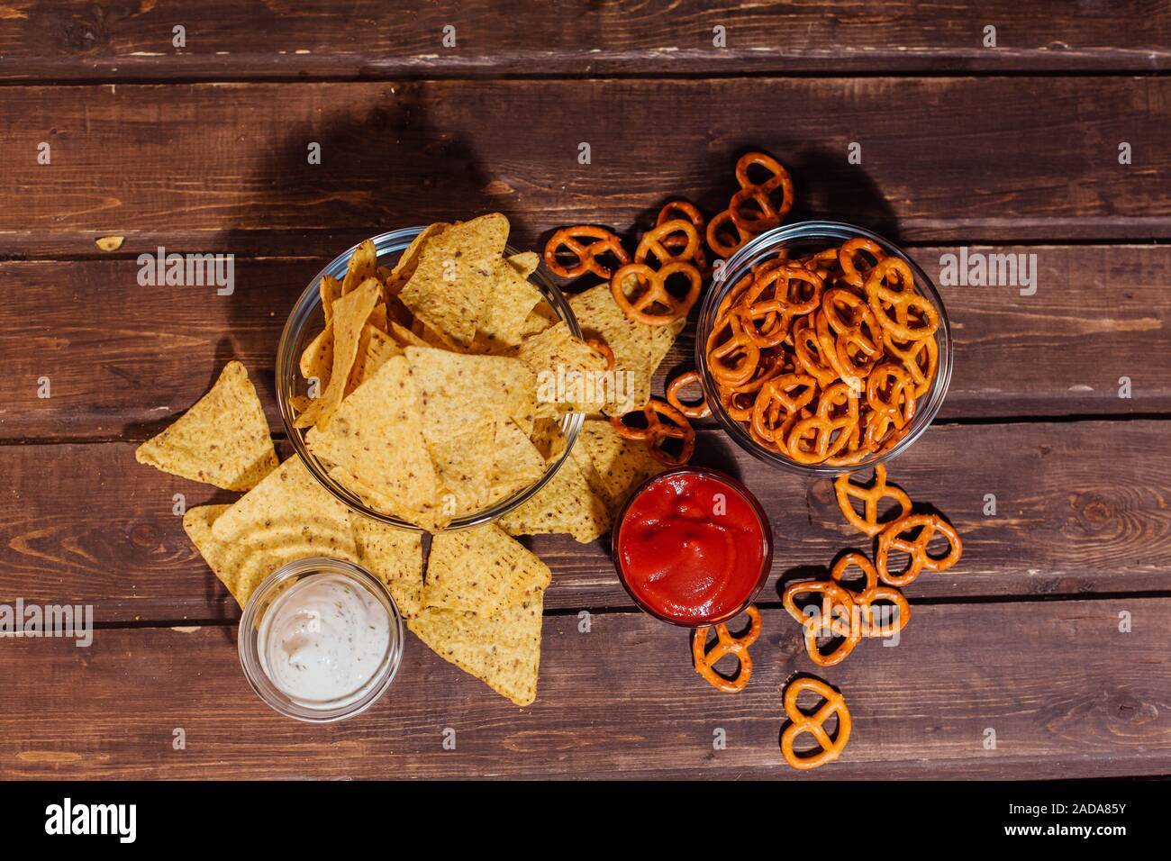 Des collations avec de la bière de table en bois sur source Banque D'Images