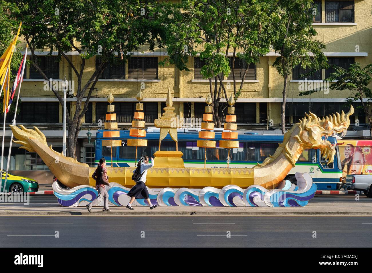 Une réplique de barge royale, Suwannahongse Subhannahong (Suwannahong) utilisé par le roi thaïlandais dans les cérémonies, à Ratchadamnoen Klang, Bangkok, Thaïlande Banque D'Images