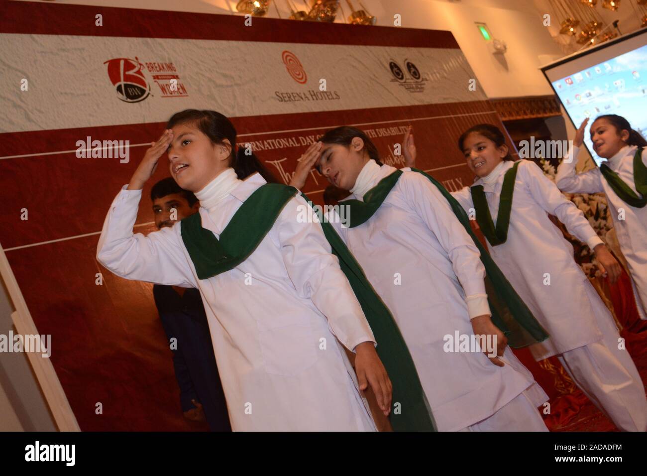 Quetta, Pakistan. 06Th Dec, 2019. QUETTA, PAKISTAN. Dec 03-2019 : les élèves de l'école spéciale pour les enfants de présenter sur la scène de théâtre au cours de l'événement de la journée internationale des personnes handicapées. Organisé par l'hôte et briser les barrières en collaboration avec Quetta Serena Hotel. (Photo par Muhammad/Watanpaal Pacific Press) Credit : Pacific Press Agency/Alamy Live News Banque D'Images