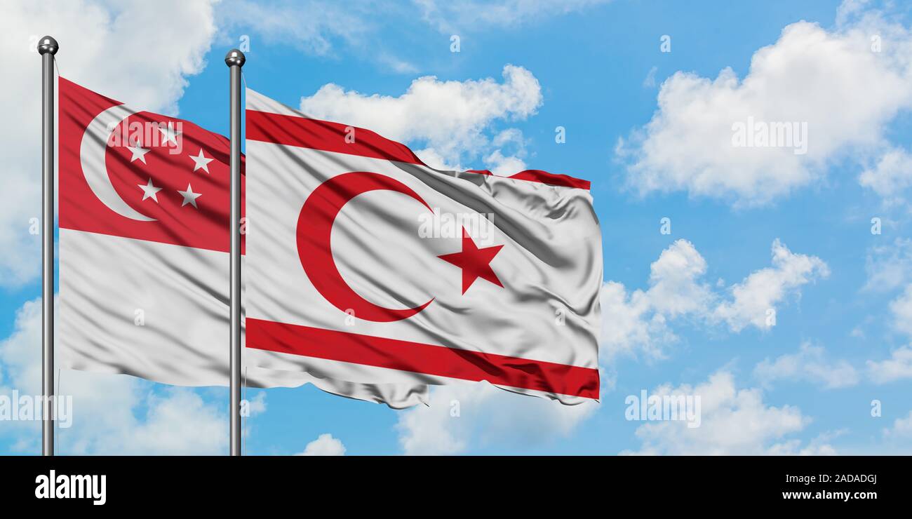 Singapour et le nord de Chypre drapeaux dans le vent contre ciel bleu nuageux blanc ensemble. Concept de diplomatie, de relations internationales. Banque D'Images