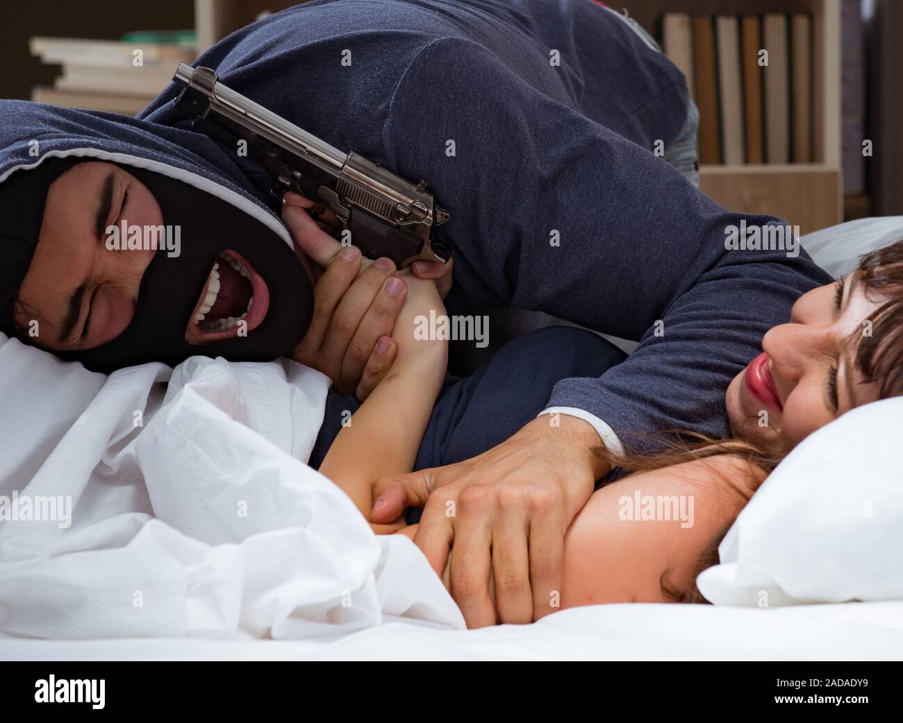 Cambrioleur par effraction dans la nuit de la chambre à coucher avec coin couchage wo Banque D'Images